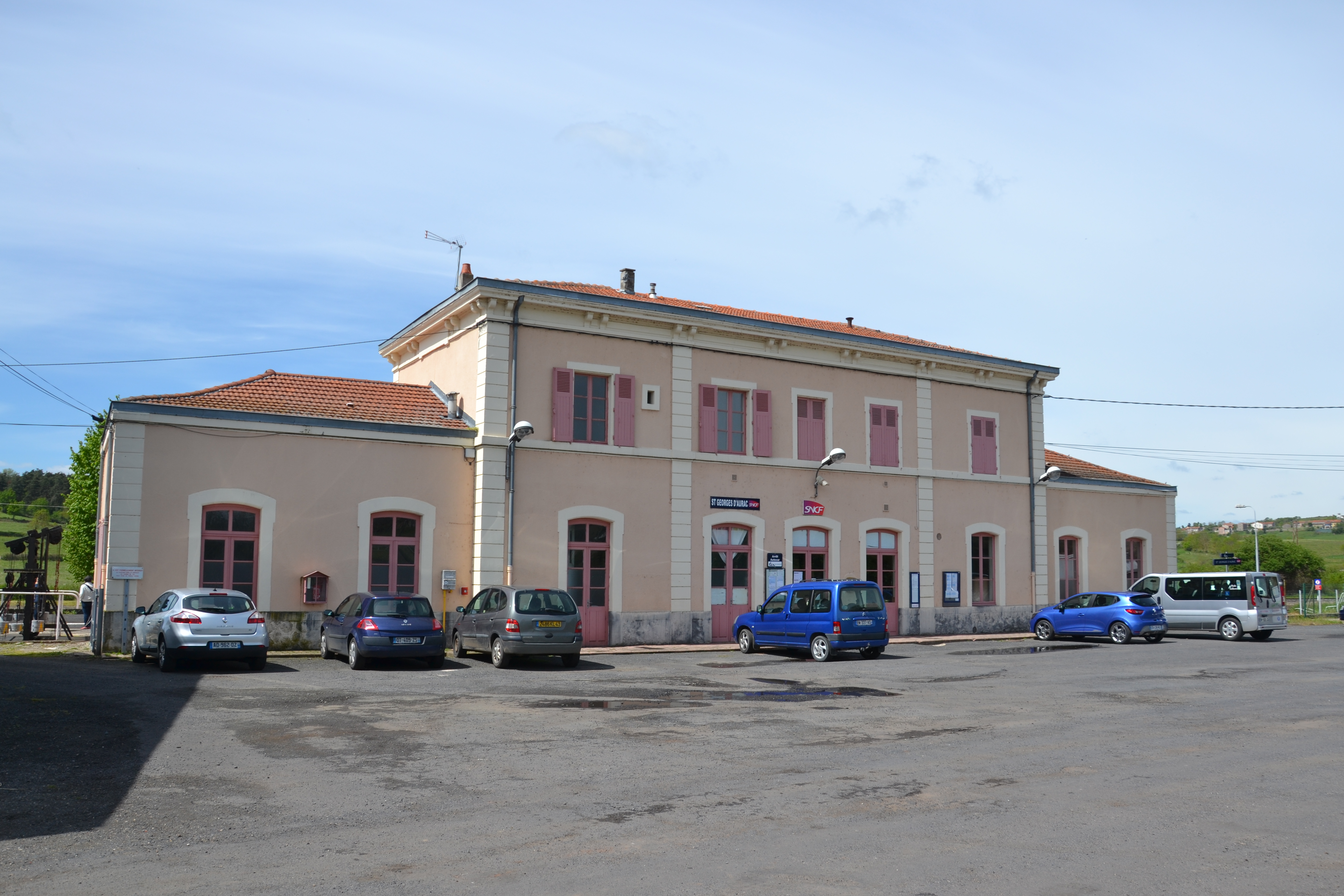 Parvis de la Gare de Saint Georges d'Aurac